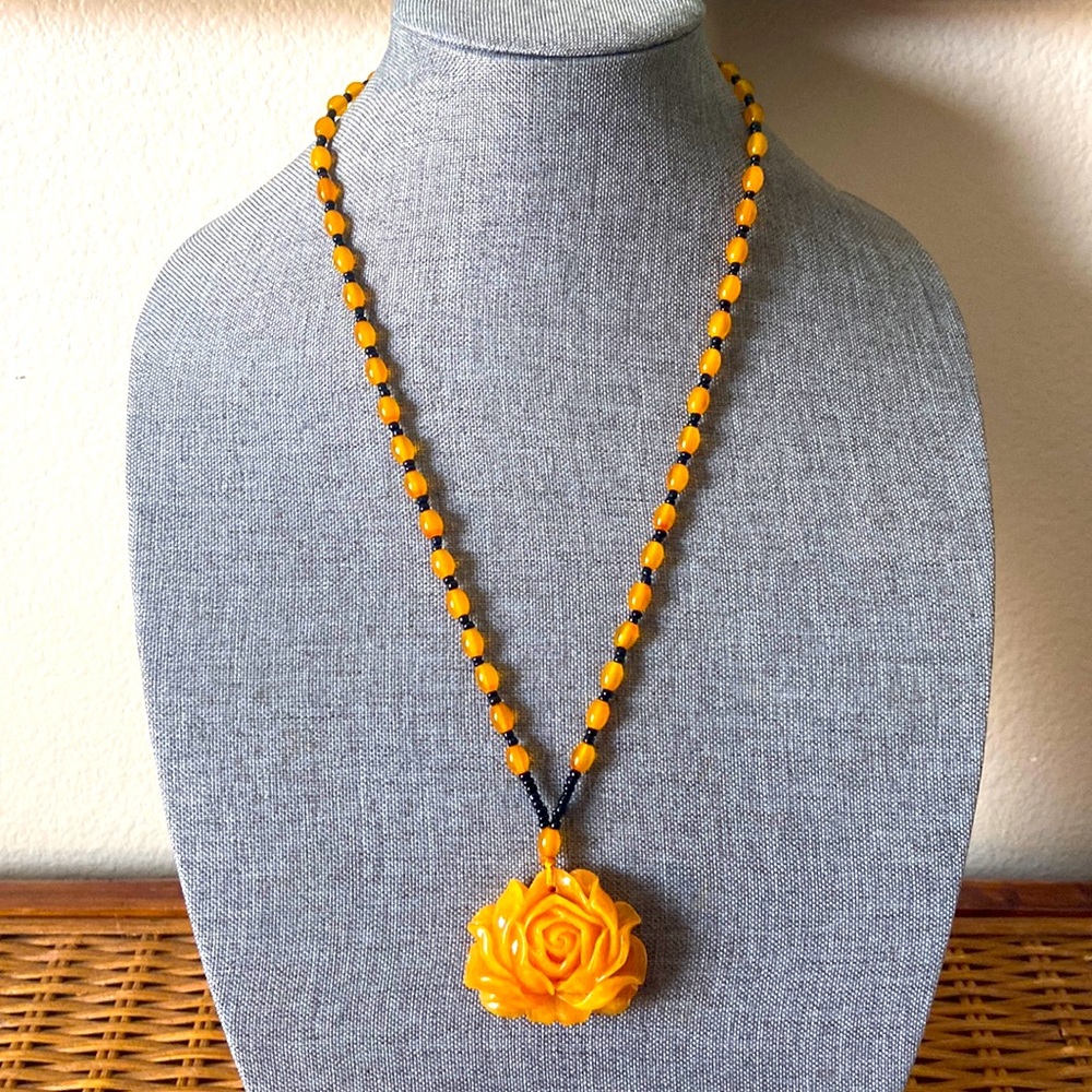 NEW LUCITE FLOWER BLOSSOM PENDANT & GLASS BEADS NECKLACE
